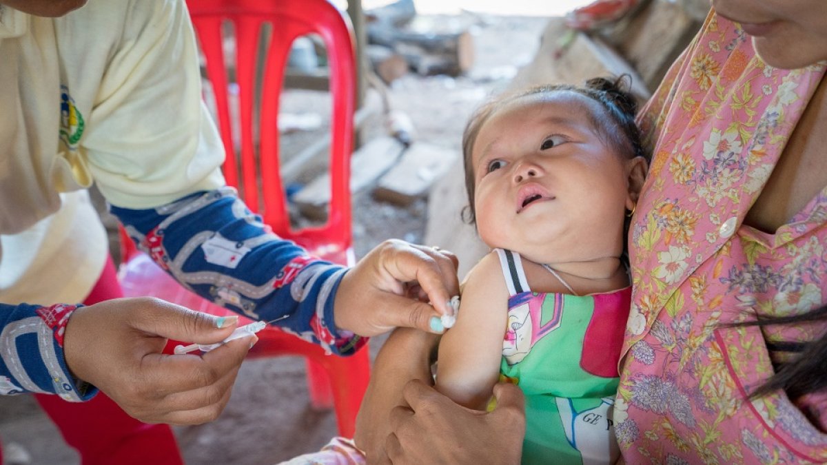 Foto de archivo de la vacunación de una niña en una villa de Camboya dentro de una campaña de UNICEF. -E.M
