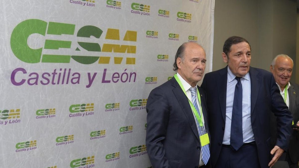 El consejero de Sanidad, Antonio María Sáez, participa en la inauguración del VII Congreso Autonómico de CESM Castilla y León, junto a el el presidente del CESM, José Luis Díaz Villarig-Ricardo Ordoñez / ICAL