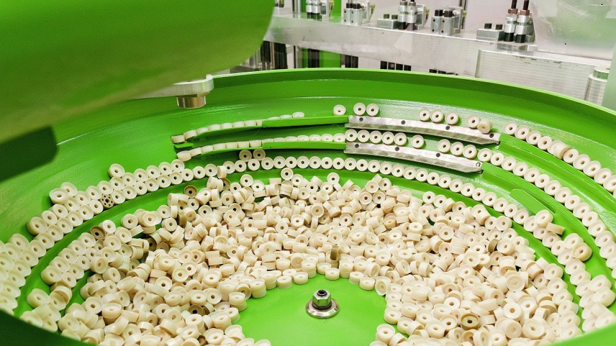 Proceso de elaboración de los cartuchos sostenibles en las instalaciones de la empresa segoviana BioAmmo. / EL MUNDO