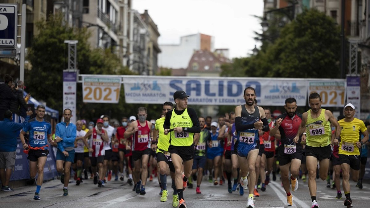 El ganador, David García, en el centro en la salida de la XXXII Media maratón de Valladolid. / J. C. Castillo.