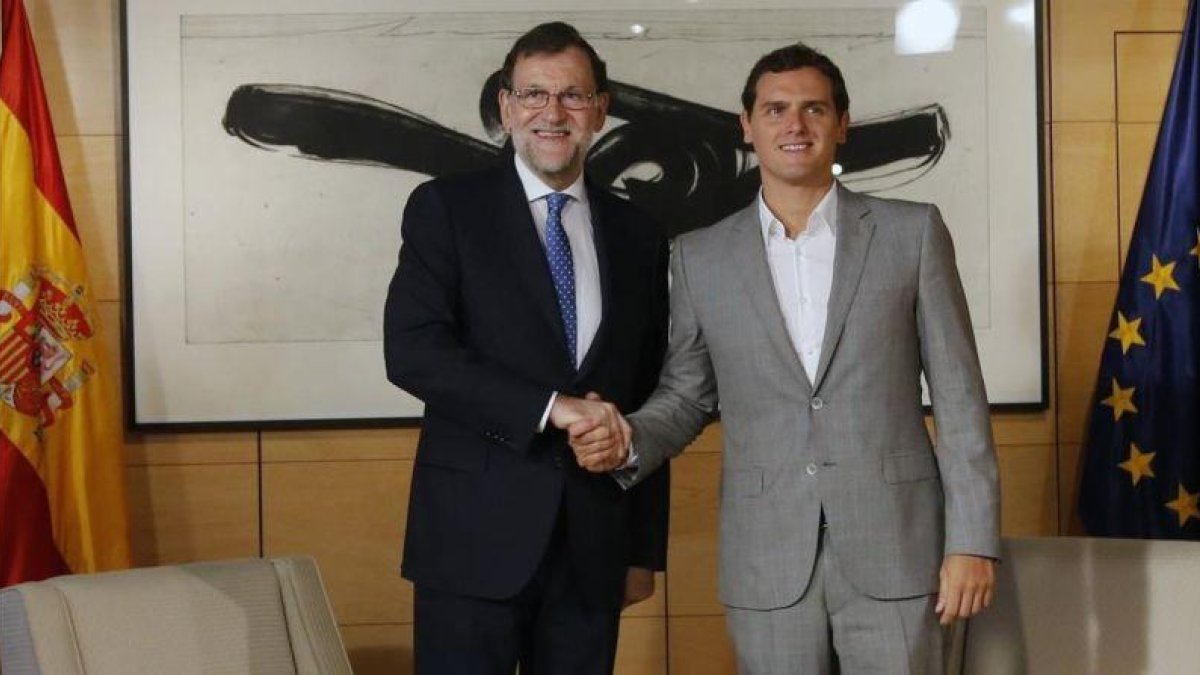 Mariano Rajoy y Albert Rivera, en una reunión en julio del 2016.-JUAN MANUEL PRATS
