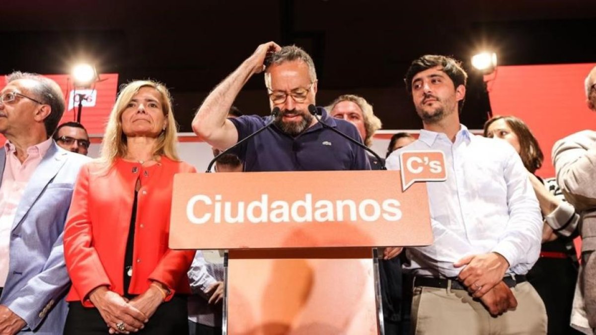Juan Carlos Girauta se dirige a los militantes de Ciudadanos, la noche electoral del 26-J.-ROBERT RAMOS