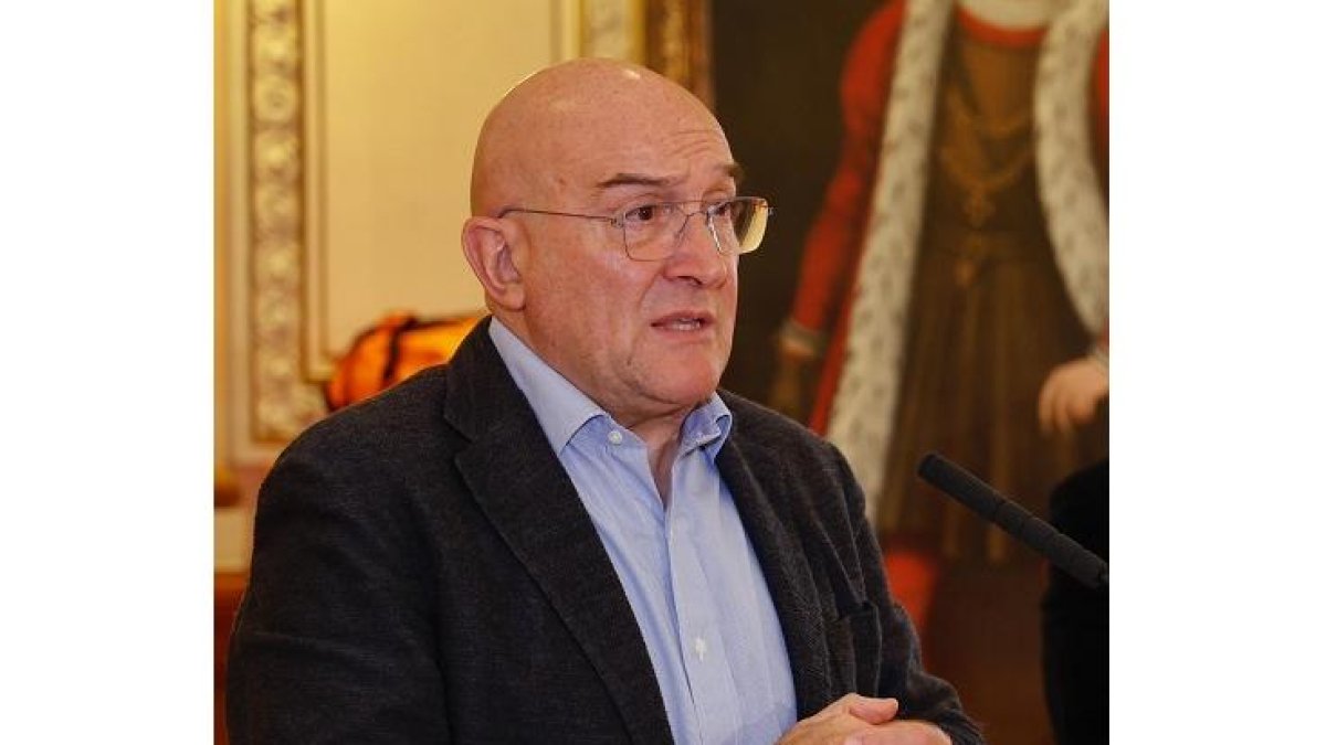 Jesús Julio Carnero en el salón de recepciones del Ayuntamiento.-E. M.