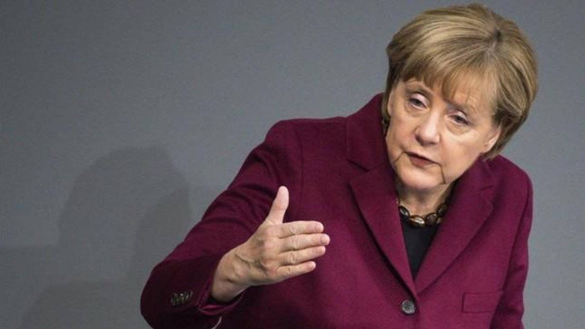 La cancillera alemana, Angela Merkel, durante un discurso en el Bundestag, en Berlín, este viernes.-EFE / BERND VON JUTRCZENKA