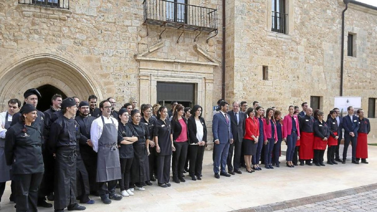 El personal del Hotel Balneario Castilla Termal Monasterio de Valbuena posa a la entrada junto al presidente de la Junta y el presidente de la empresa.-ICAL