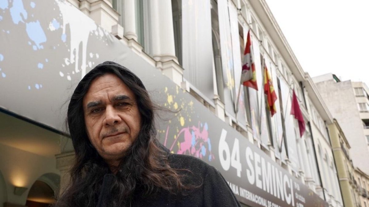 José Celestino Campusano, director de ‘Hombres de piel dura’, ayer frente a la fachada del Calderón.-ICAL