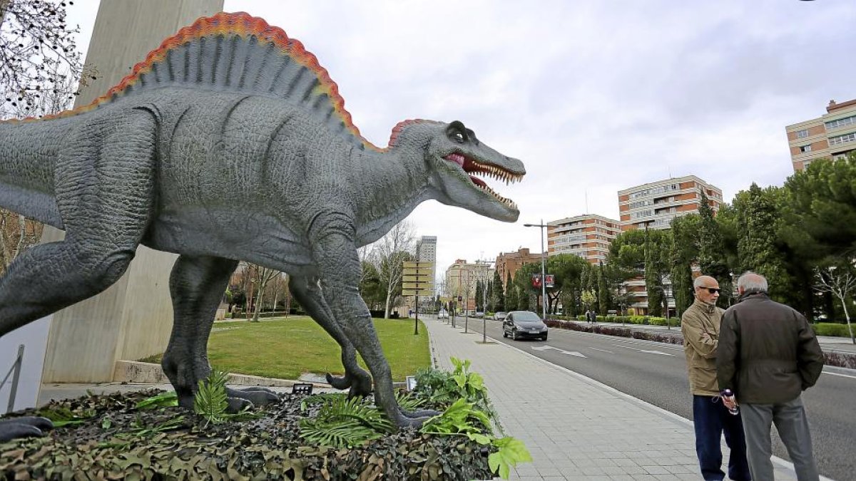 Réplica a tamaño natural de un dinosaurio en la avenida Salamanca de Valladolid junto a la Feria de Muestras.-ICAL