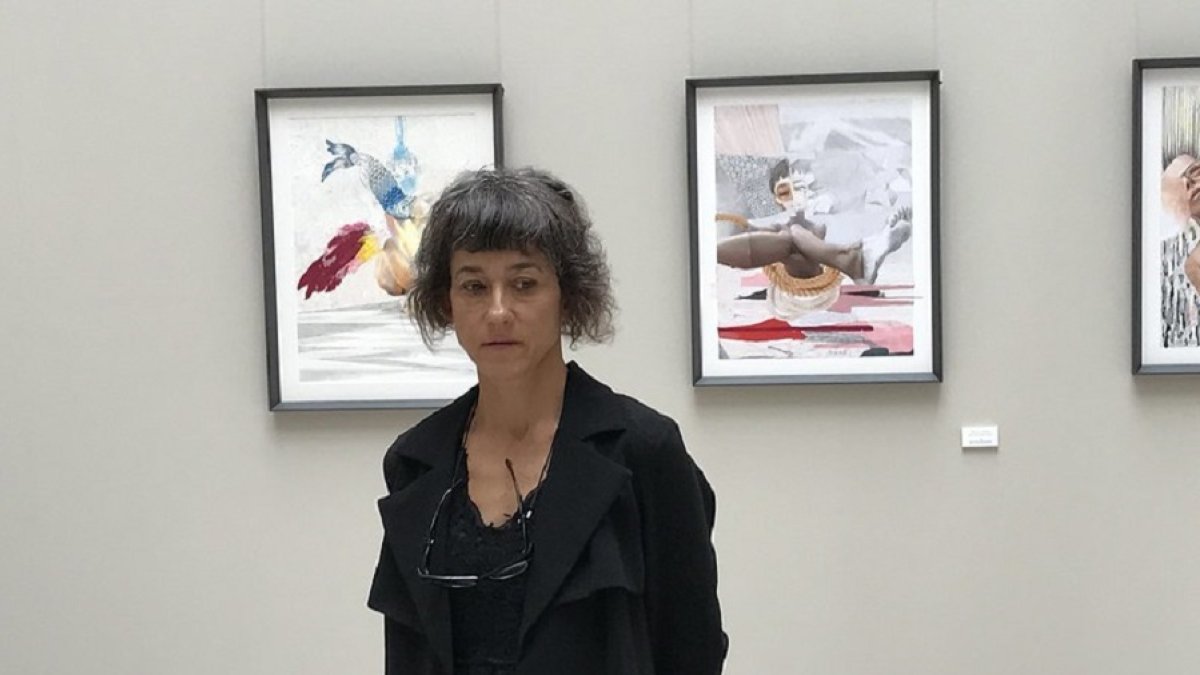 Helena Zapke junto a varias de sus obras expuestas. | MUVA