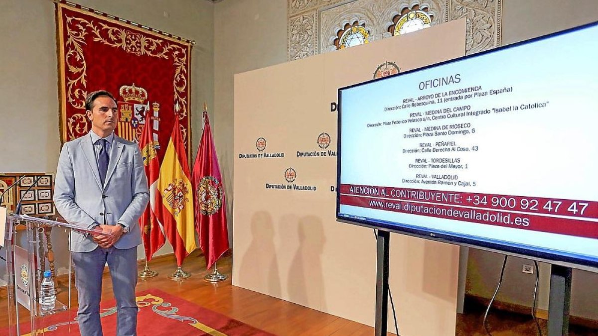 Guzmán Gómez en el balance de Reval, junto a una presentación audiovisual, ayer en el Palacio de Pimentel.-EL MUNDO