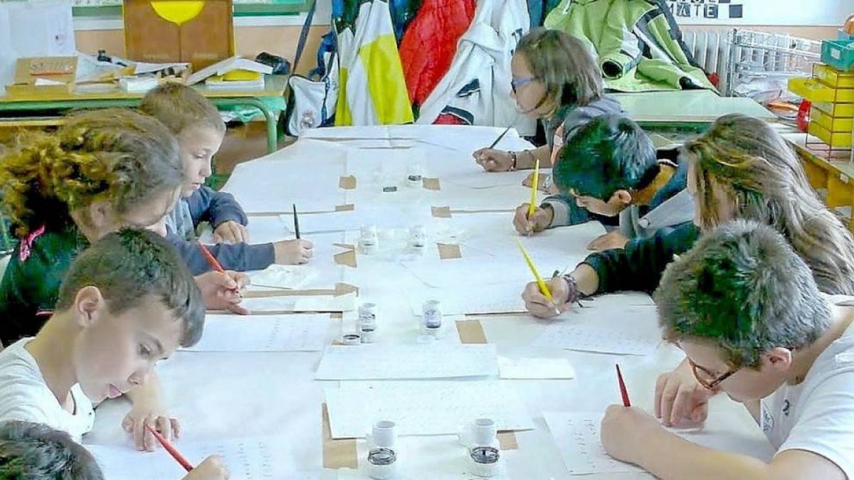 Alumnos del colegio medinense Clemente Fernández de la Devesa en una de las actividades del 'mes del libro'-Clefede