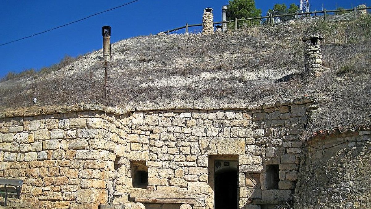 Bodega tradicional cigaleña, con fachada de buena sillería adintelada.-E. M.