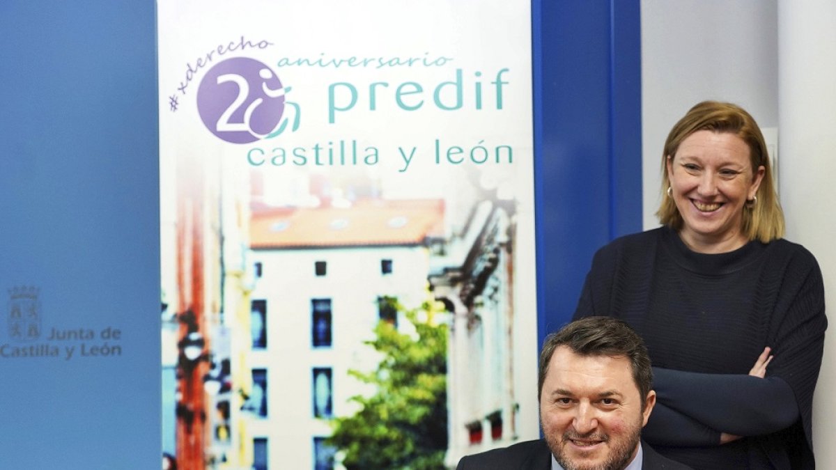 La consejera de Familia e Igualdad de Oportunidades, Isabel Blanco, y el presidente de Predif, Francisco Sardón.