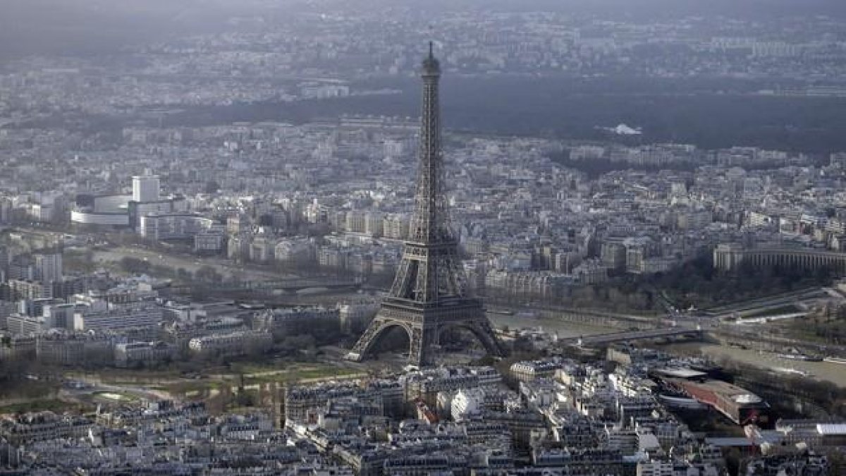 Foto aérea de la Torre Eiffel de París.-TLR/CLA/JK (AFP / KENZO TRIBOUILLARD)