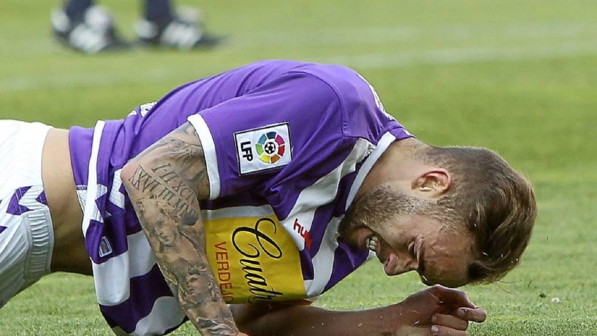 El delantero blanquivioleta Roger lamenta en el suelo una de las ocasiones fallidas del Real Valladolid ante el Sabadell-J. M. Lostau