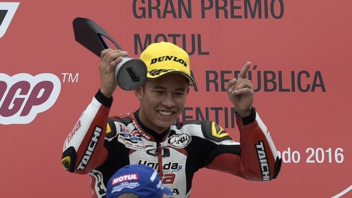 El piloto malayo Khairul Idham Pawi celebra su primera victoria en Moto3 en el podio del circuito de termas de Río Hondo.-AFP / JUAN MABROMATA