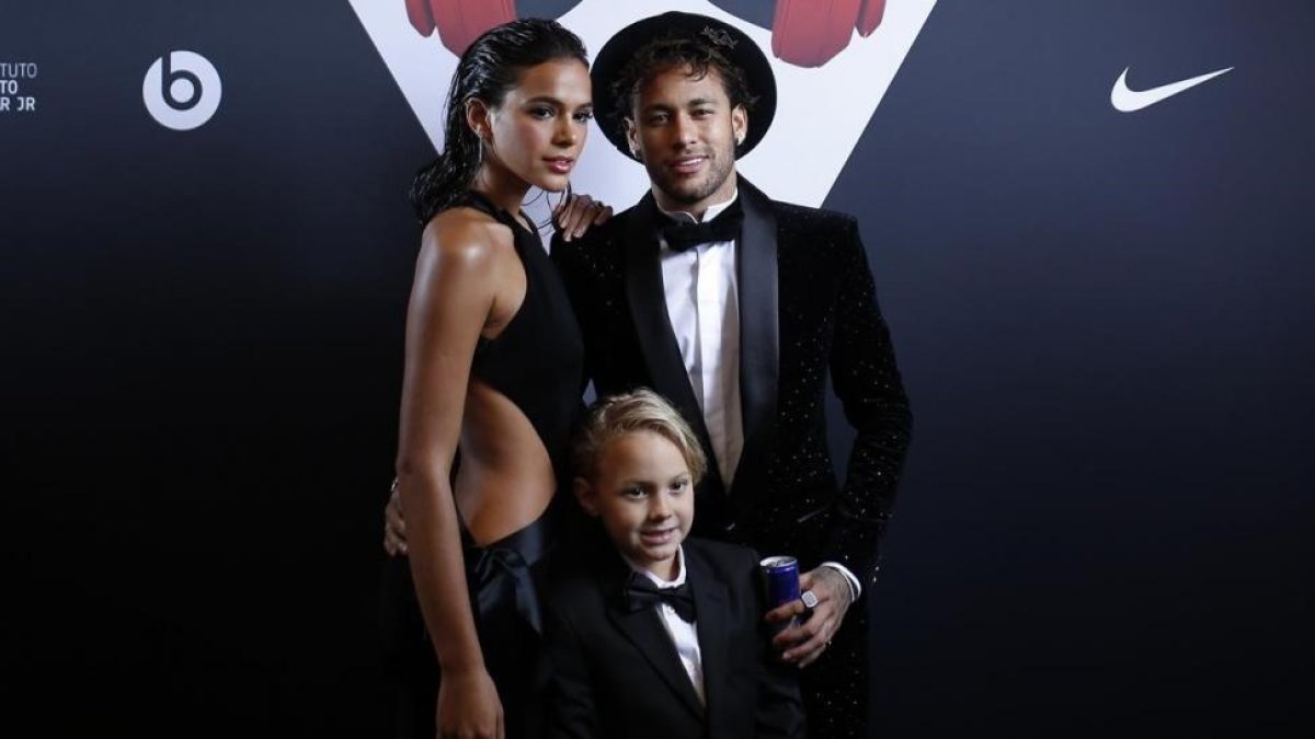 Neymar Jr. junto a su hijo y su novia, Bruna Marquezine, durante la gala del pasado domingo.-BENJAMIN CREMEL