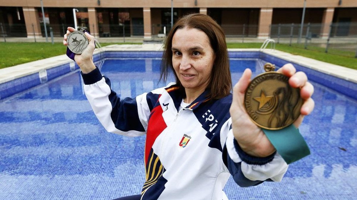 María Ángeles Fernández Lebrato posa con dos de sus medallas y la equipación de Atlanta ‘96.-J.M. LOSTAU