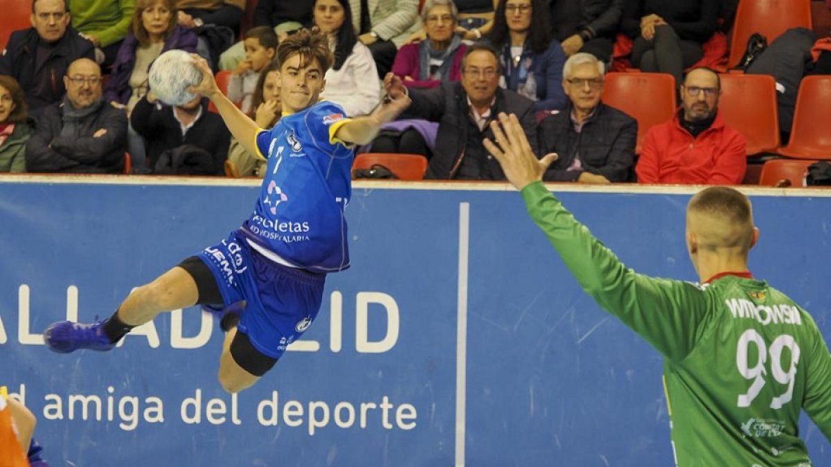 El joven Francisco Fuentes vuela ante el portero del Benidorm Witkowski. / PHOTOGENIC