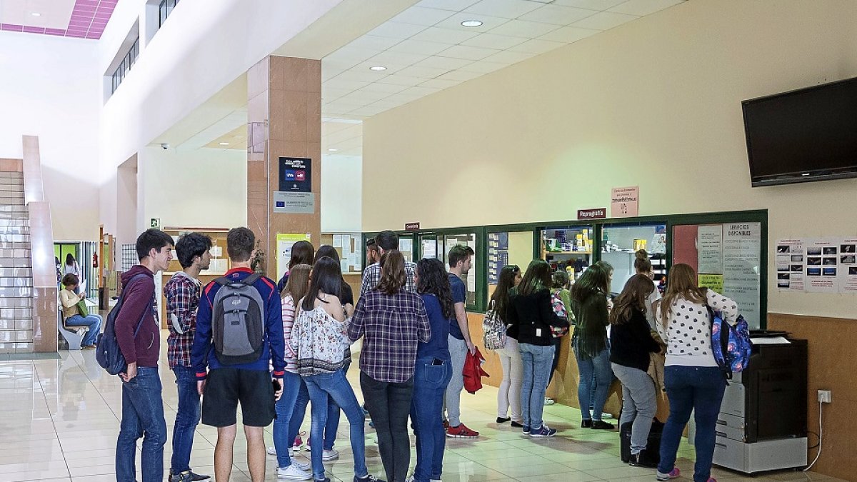 Grupo de alumnos en uno de los centros de la Universidad de Valladolid. MIGUEL ÁNGEL SANTOS