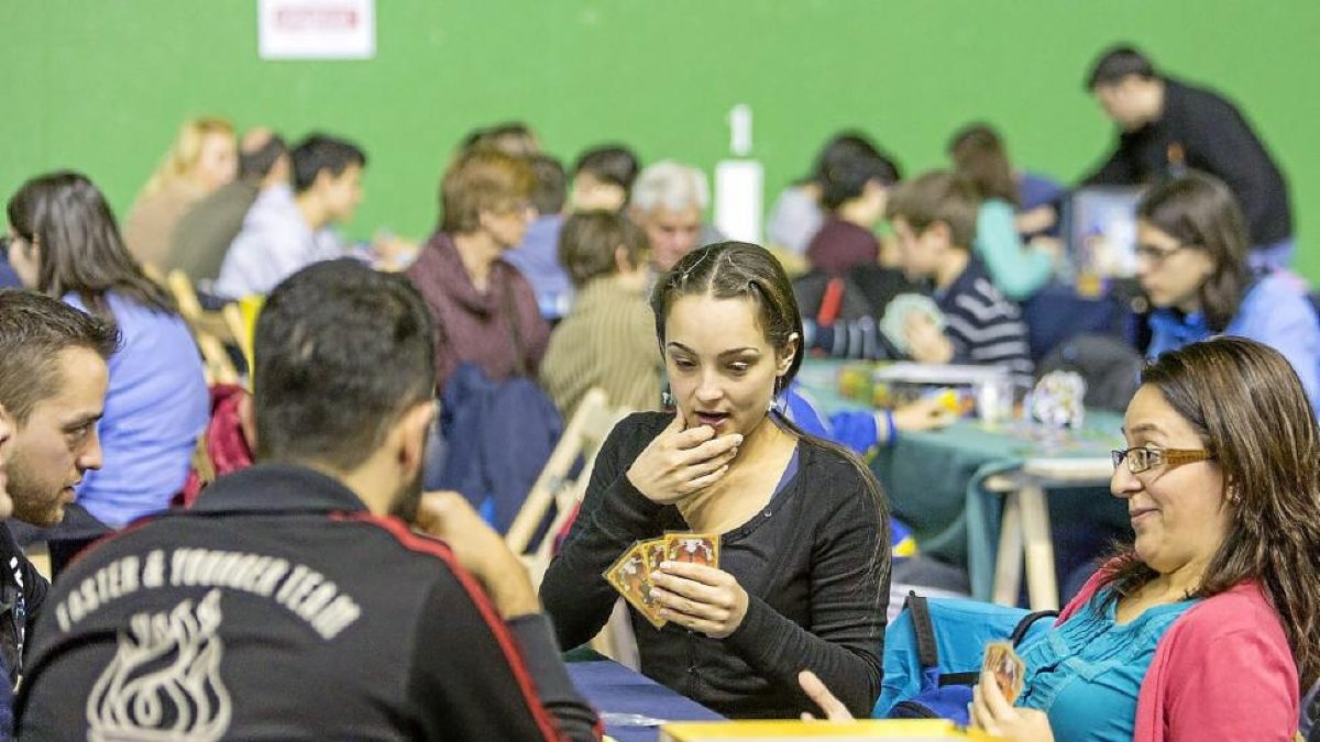 Una jugadora se lo piensa antes de lanzar una de sus cartas a la mesa mientras sus rivales la observan, ayer en ‘LudoLaguna’.-Miguel Ángel Santos