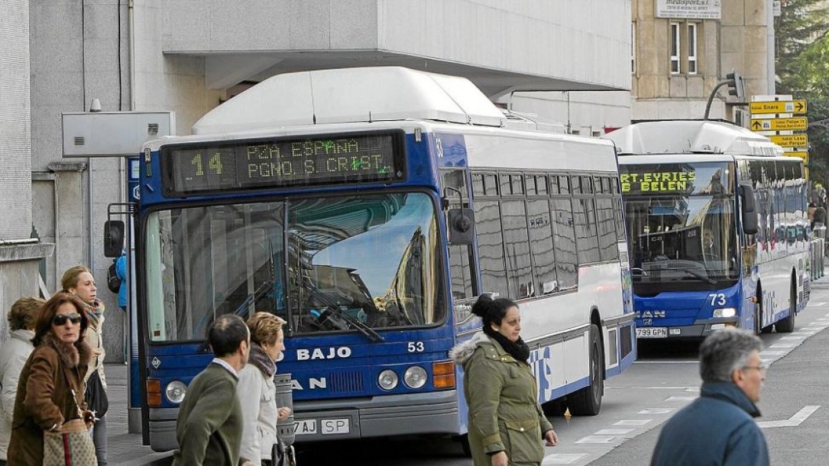 Dos autobuses de Valladolid durante una de sus paradas, en una imagen de archivo.-J.M. LOSTAU