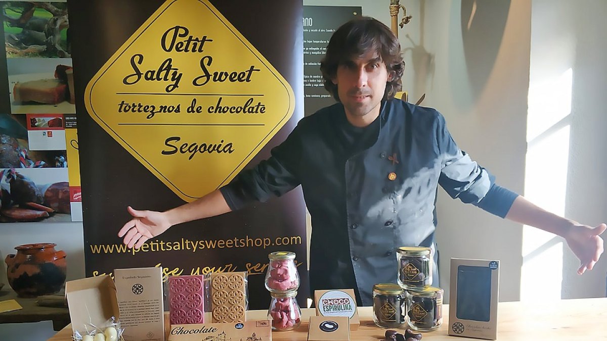 Juan Bernardos cuenta con un portfolio de más de 40 referencias de chocolate donde emplea ingredientes singulares como la remolacha, la violeta, la piruleta o la lima natural. / LA POSADA