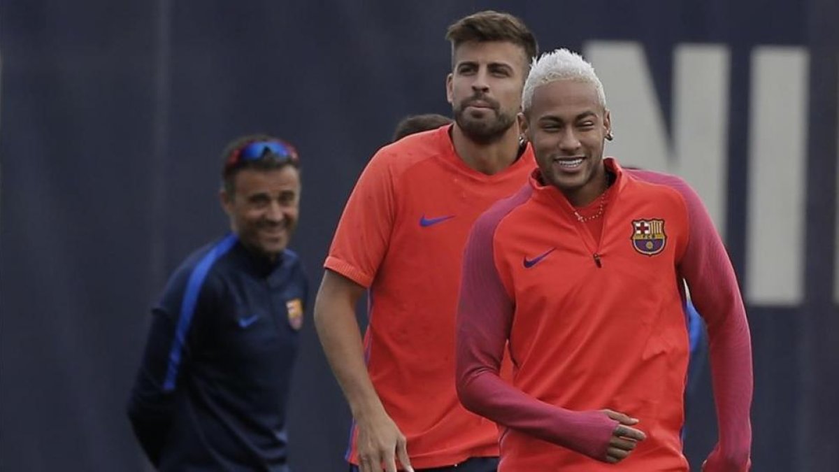 Neymar y Luis Enrique, junto a Piqué, en un entrenamiento.-MANU FERNÁNDEZ