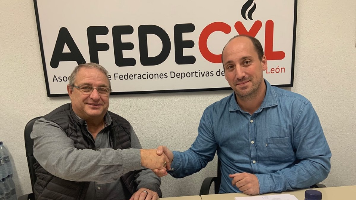 Gerardo García Alaguero y David Acebes tras la firma del convenio. / EL MUNDO