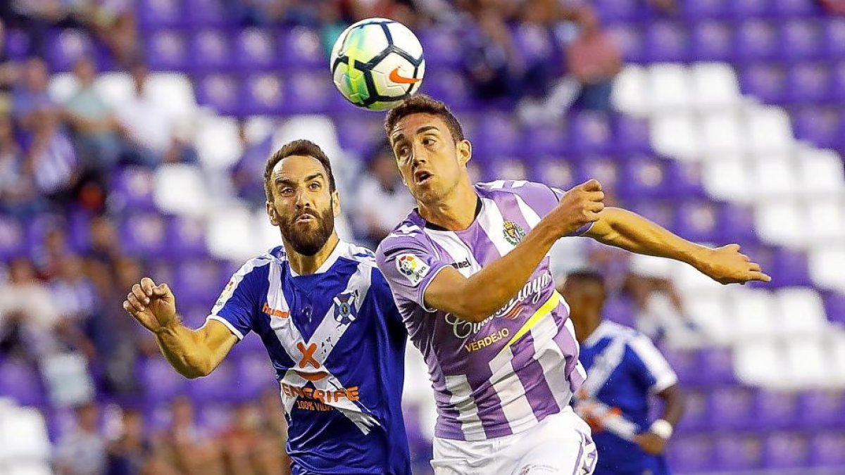 Mata intenta llevarse el balón ante la presencia de Carlos Ruiz en el partido frente al Tenerife.-J. M. LOSTAU