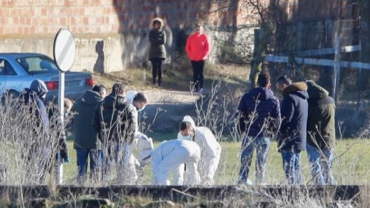 La Guardia Civil inspeccionando el lugar en el que apareció el cuerpo de Esther, en una imagen de archivo. J. M. LOSTAU