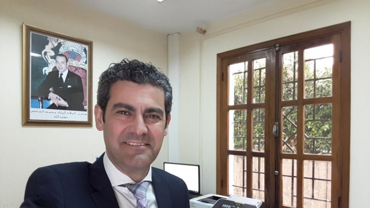Rafael de Paz, director de la Oficina de Proyectos Internacionales de la Universidad de León (ULE), en su despacho en Rabat.-EL MUNDO