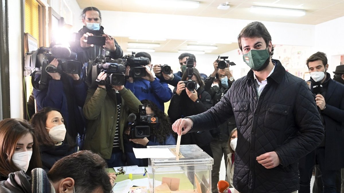 El candidato a la presidencia de la Junta de Castilla y León de VOX, Juan García-Gallardo, vota en Burgos.
