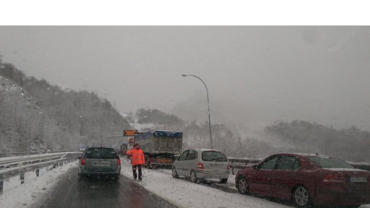 La autopista A 66 que une León con Asturias, afectada por el temporal de nieve-ICAL