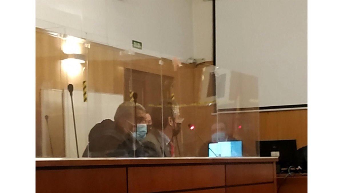 El exmilitar acusado, junto a su letrado defensor, durante la vista oral del juicio celebrado este viernes en la Audiencia de Valladolid. - EP