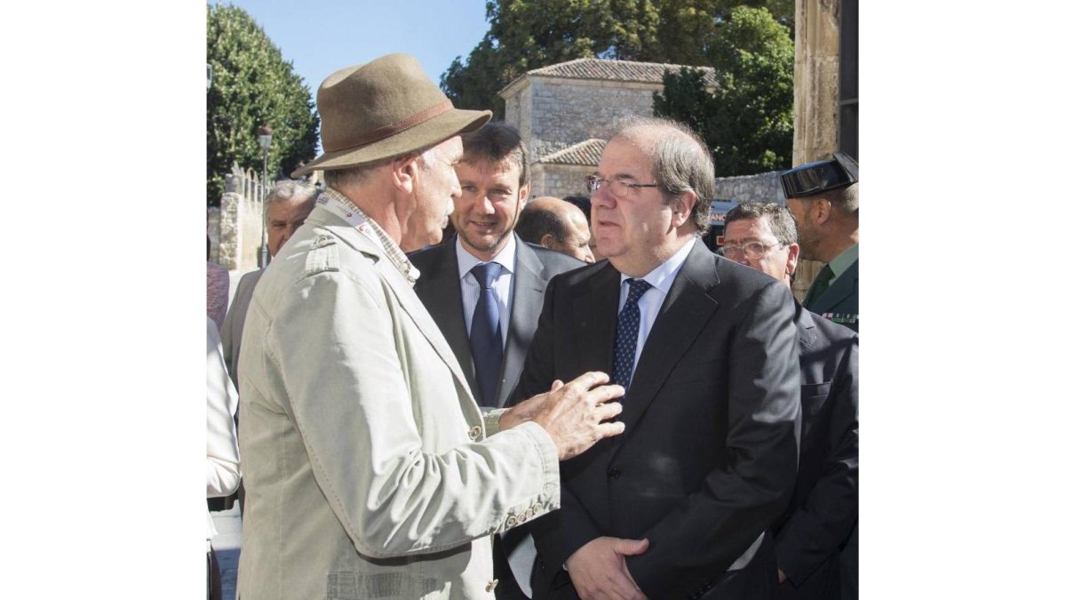 El presidente de la Junta de Castilla y León, Juan Vicente Herrera, saluda al secretario general del Congreso, Eudald Carbonell, en la inauguración del XVII Congreso Mundial de Prehistoria y Protohistoria-Ical