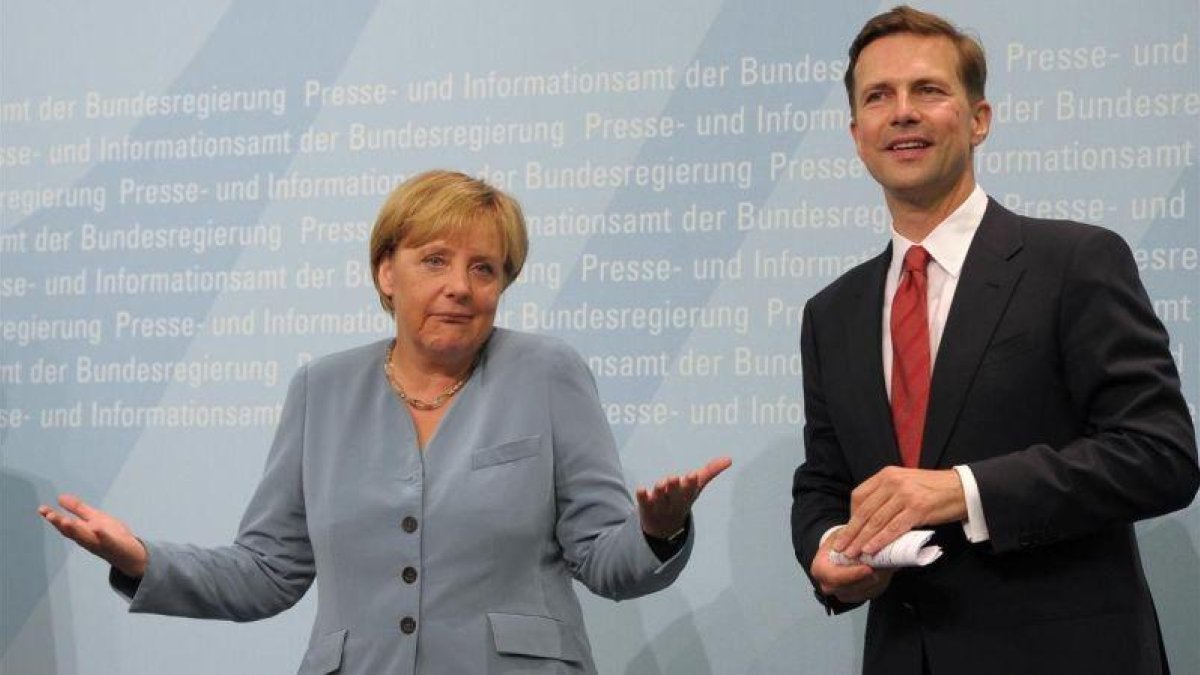 Angela Merkel y el portavoz del Gobierno, Steffen Selbert.-JOHANNES EISELE