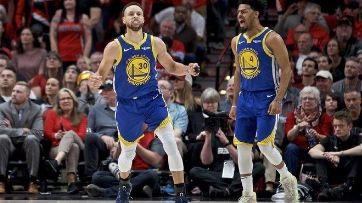 Curry y Cook, de los Warriors, felices tras su nueva victoria.-