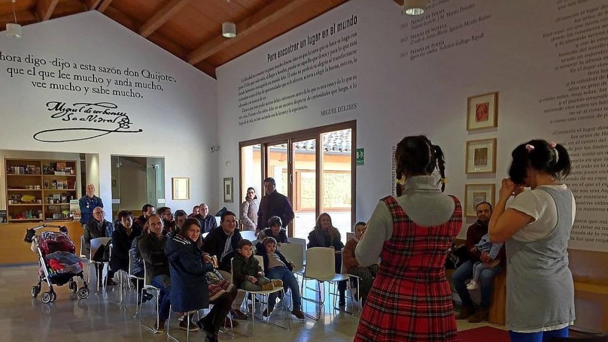 Cuentacuentos Martita y Lucía, ayer en el centro e-LEA Miguel Delibes.-E.M.