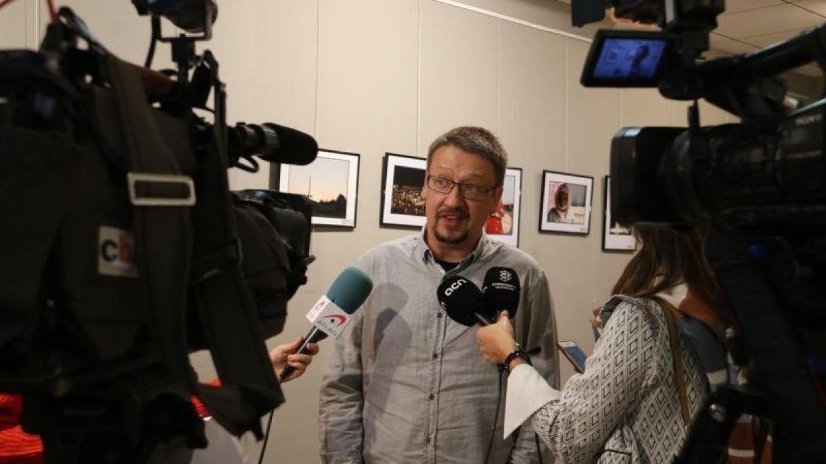 Xavier Domènech atiende a los medios de comunicación en Reus.-ACN / SÍLVIA JARDÍ