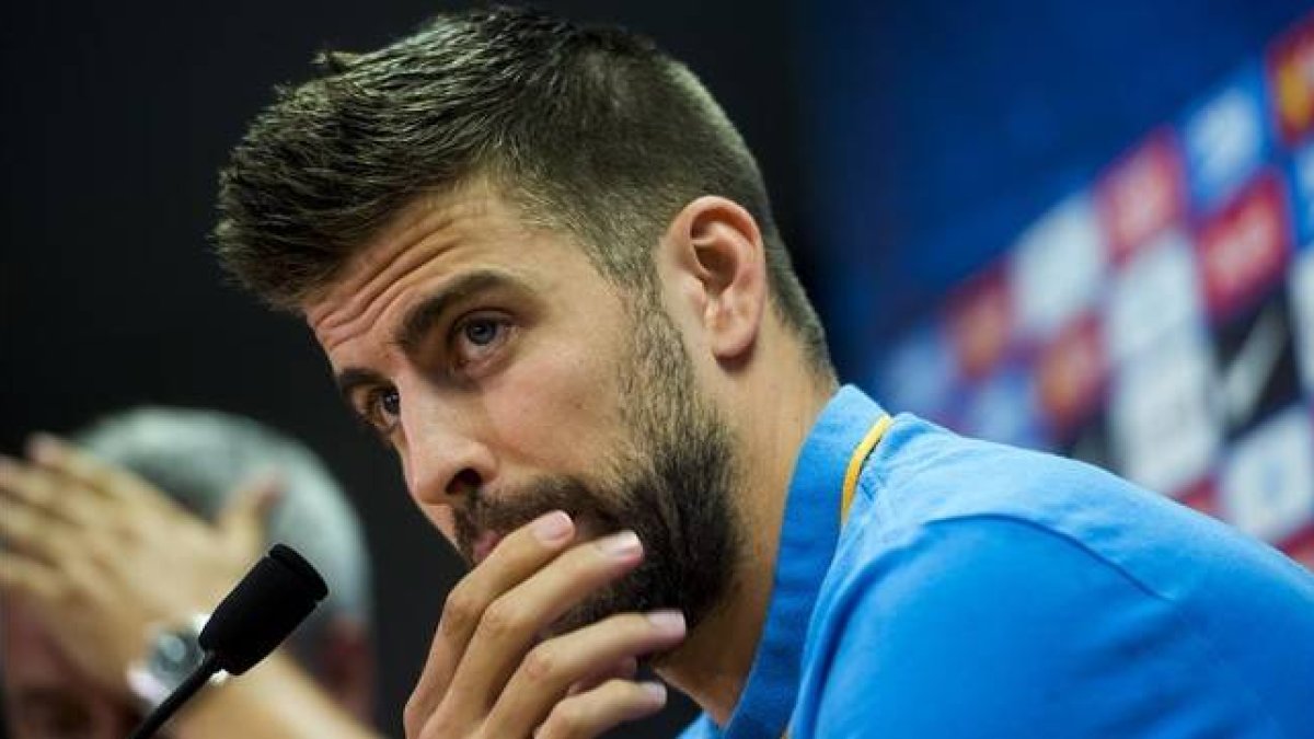 Gerard Piqué en rueda de prensa en la ciutat esportiva del FC Barcelona este jueves-JORDI COTRINA