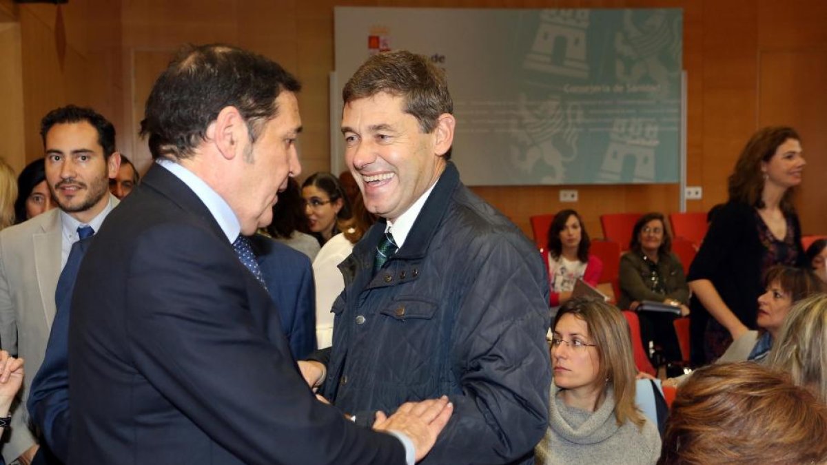 El consejero de Sanidad, Antonio María Sáez Aguado, conversa con el catedrático en Microbiología y Jefe del Servicio de Microbiología del Hospital Universitario Río Hortega de Valladolid, José María Eiros antes de comenzaren el acto inaugural del curso de-ICAL