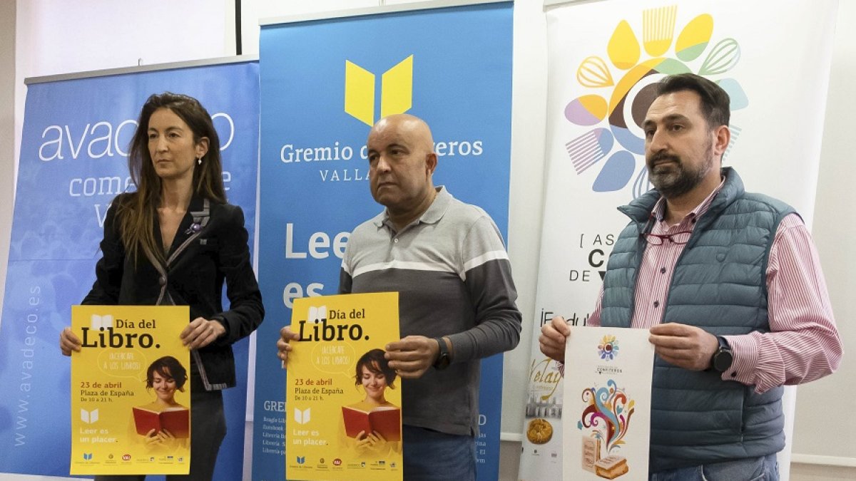 María Balsa, Miguel Ángel Hernández y Rafael Mesonero, hoy, en la presentación del Día del Libro. E. M.