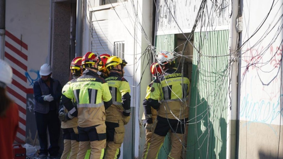 Bomberos  este viernes por la mañana en la inspección de Goya 32 .-AYUNTAMIENTO DE VALLADOLID