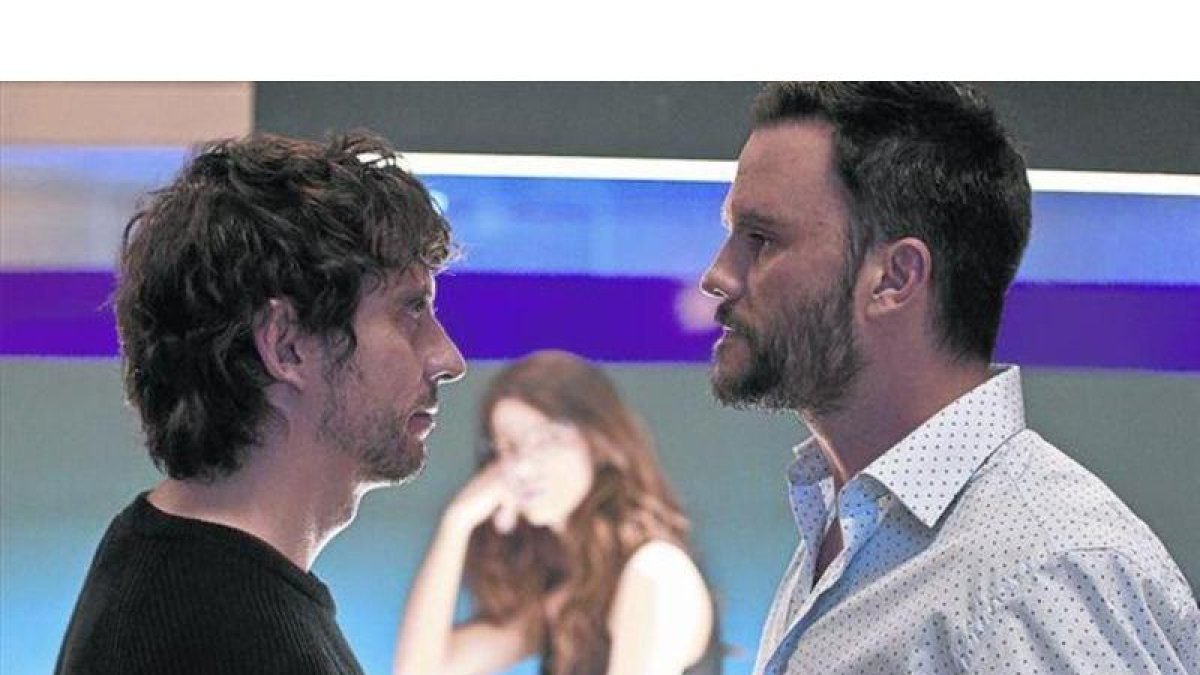 Paco León se encara con Juan Pablo Raba en una escena de ’Siete años’.-NETFLIX