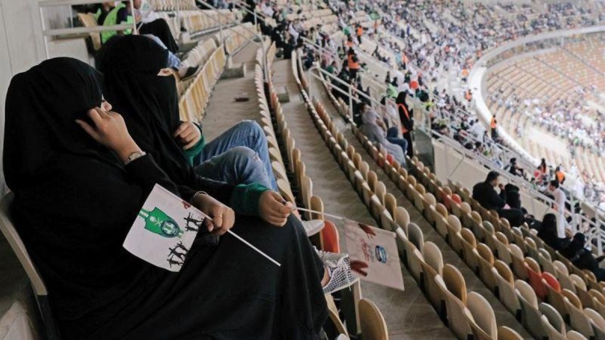 Aficionadas animan al Al-Ahli y al Al-Batin en el estadio de Yeda, a principios del 2018.-REUTERS / REEM BAESHEN