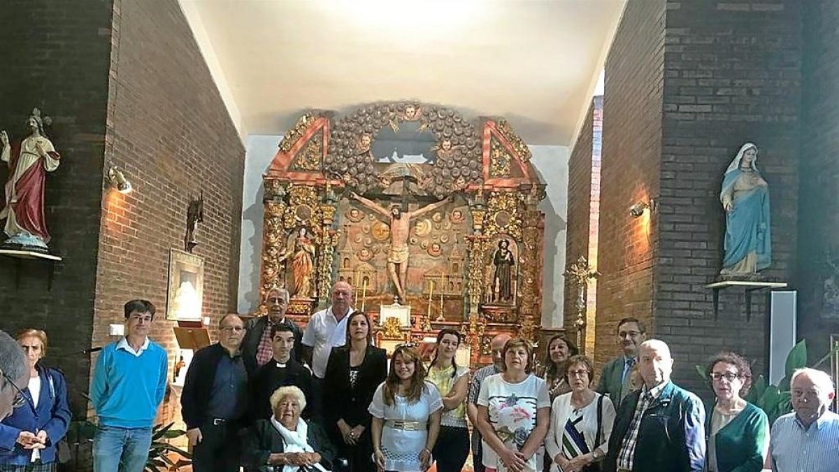 Inmaculada Toledano acompañada por los vecinos de Villalán en la iglesia de Santa Cecilia.-EUROPA PRESS