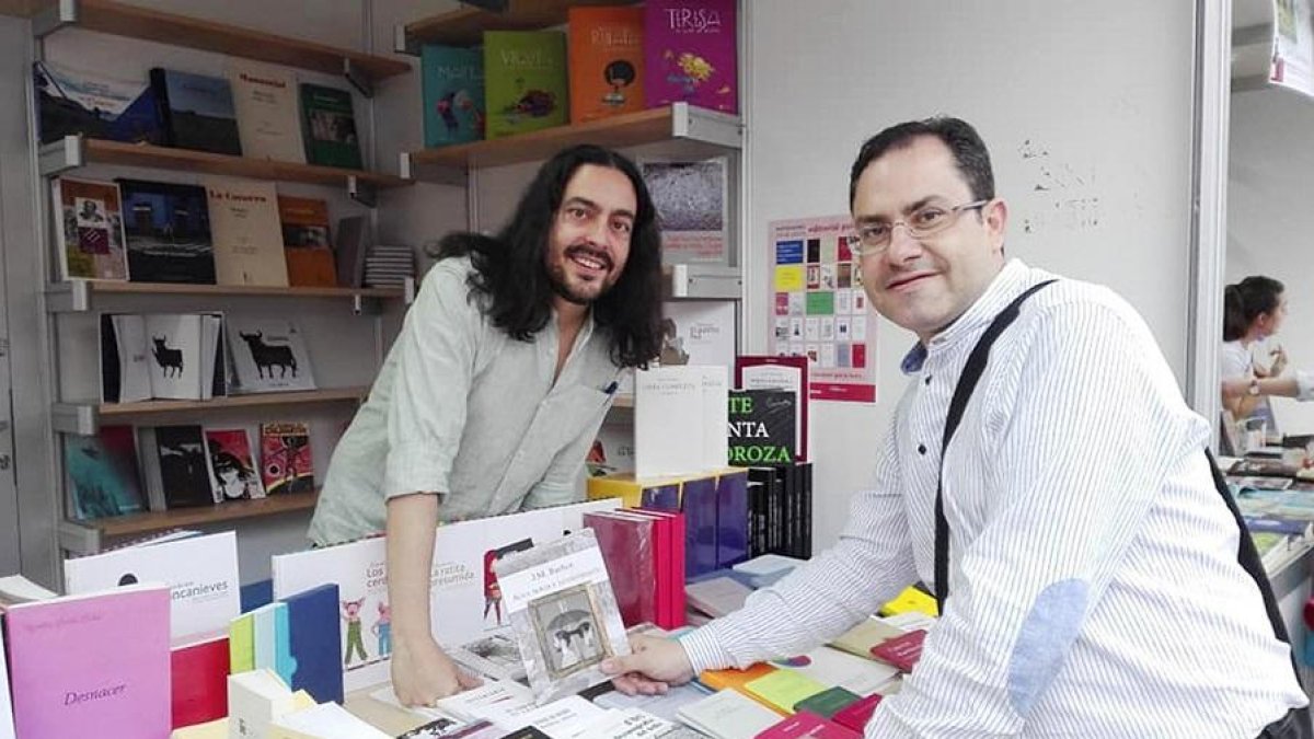 José María Barranco, a la izquierda, junto al también escritor David Acebes.-