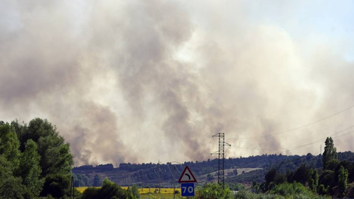Fuego declarado en Barcebalejo(Soria) visto desde la N-122, que ha sido cortada.-Ical