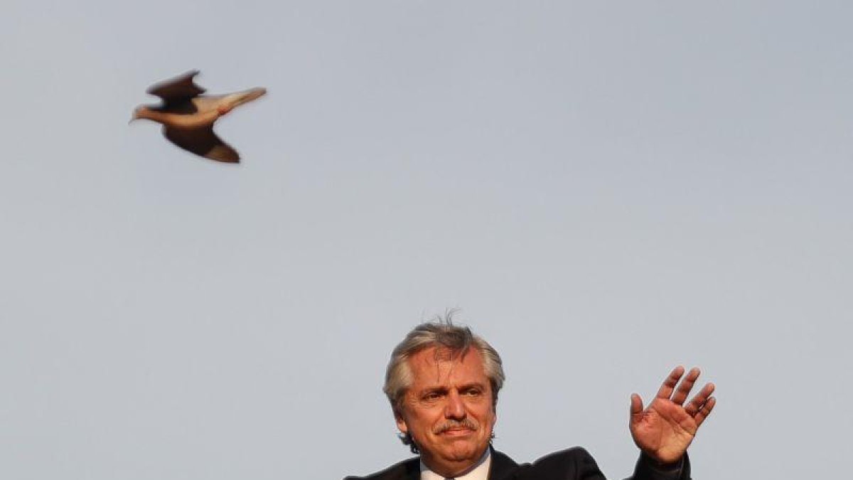 El presidente argentino Alberto Fernández saluda desde la terraza de la Casa Rosada.-EFE