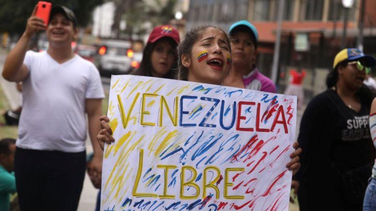 Venezolanos residentes en Perú protestan contra la segunda legislatura de Nicolás Maduro.-MARIANA BAZO (REUTERS)